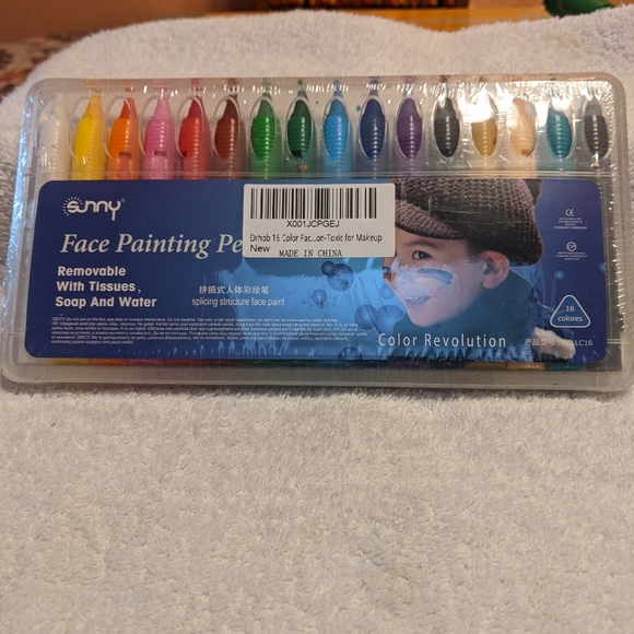 Melissa & Doug Scratch Art Doodle Pad with bonus Face Painting crayons set - Picture 3 of 5